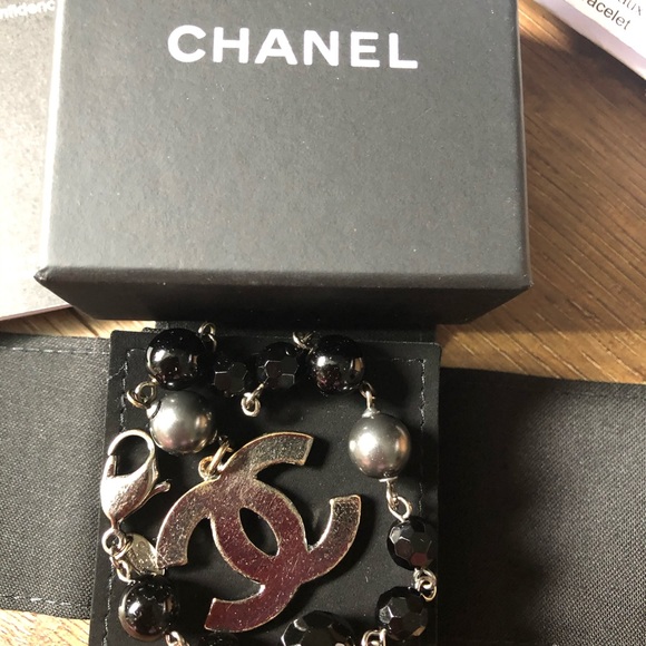 CHANEL-AUTHENTIC 2010 Resin & Faux Pearl BRACELET - Picture 11 of 12